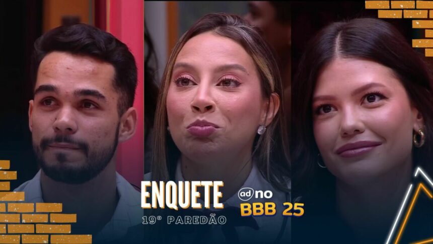 João Pedro, Renata e Vitória Strada sentados no sofá da sala do BBB 25, com semblantes tristes, após caírem no 19 Paredão, o último da temporada