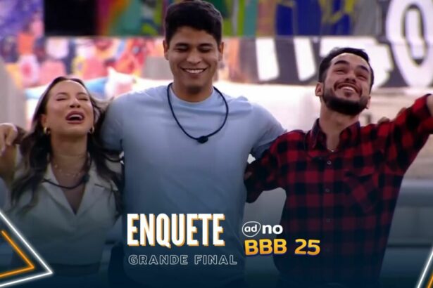 Renata, Guilherme e João Pedro se abraçam e choram de felicidade ao saber que estão na final do BBB 25. Eles caminham abraçados pelo gramado da casa. A imagem faz parta da arte da enquete do BBB