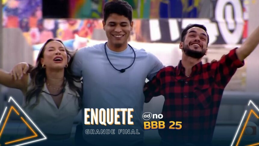 Renata, Guilherme e João Pedro se abraçam e choram de felicidade ao saber que estão na final do BBB 25. Eles caminham abraçados pelo gramado da casa. A imagem faz parta da arte da enquete do BBB