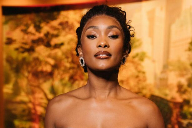 Erika Januza em foto posada, com sorriso montado e esbelta