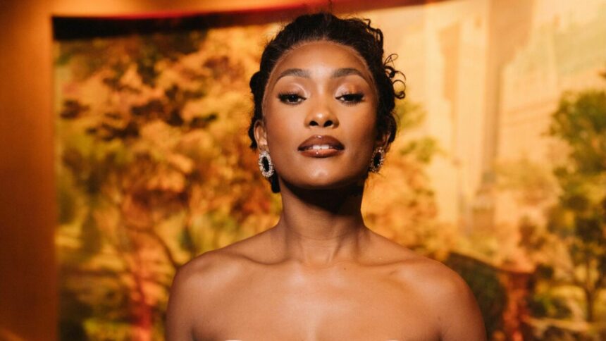 Erika Januza em foto posada, com sorriso montado e esbelta