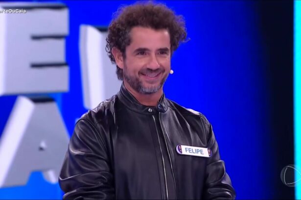 Felipe Andreoli com os olhos cheios de lágrimas, emocionado no Acerte ou Caia