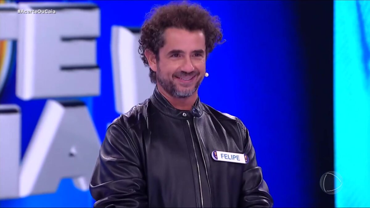 Felipe Andreoli com os olhos cheios de lágrimas, emocionado no Acerte ou Caia