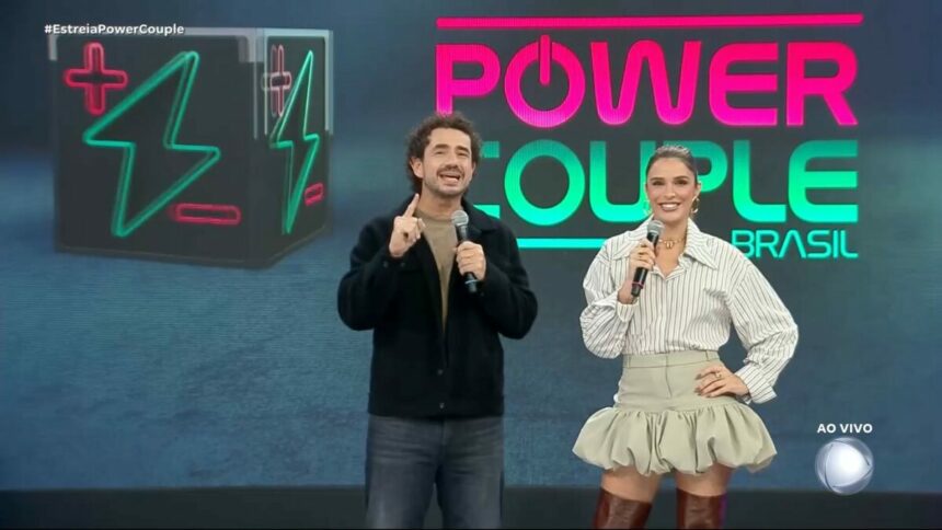 Felipe Andreoli e Rafa Brites no palco da estreia do Power Couple Brasil 7