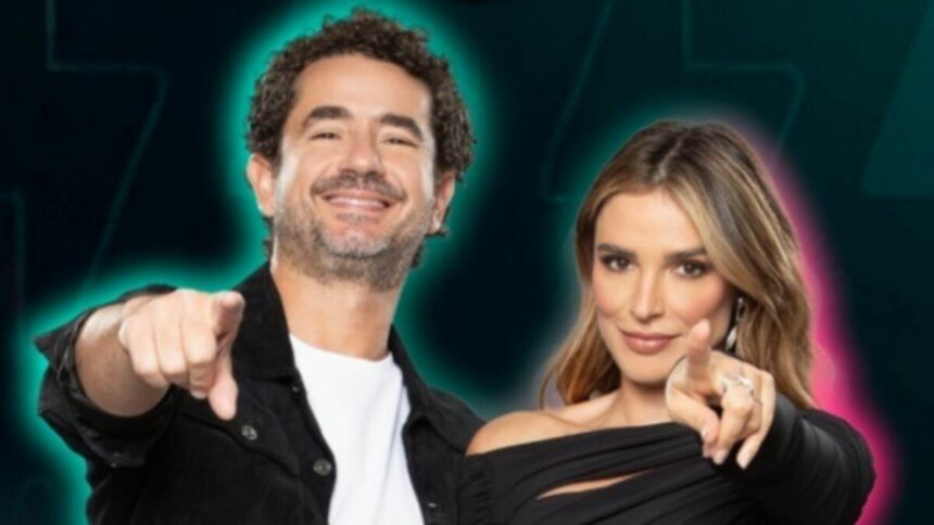 Felipe Andreoli e Rafa Brites em arte do Power Couple Brasil apontando o dedo pra frente
