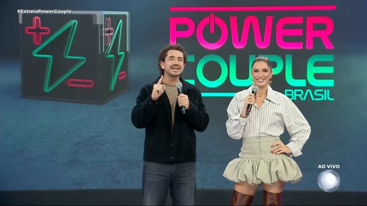 Felipe Andreoli e Rafa Brites no palco da estreia do Power Couple Brasil 7