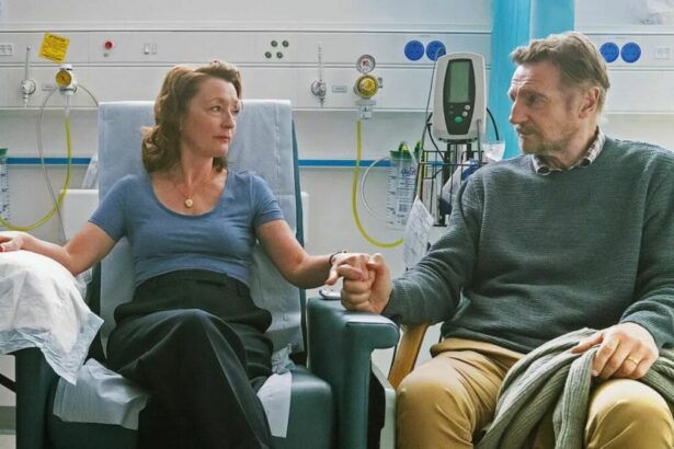 Lesley Manville e Liam Neeson em trecho do filme Nosso Amor