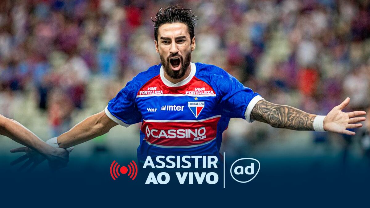 Lucero, com os braços abertos, na arte onde assistir ao jogo Fortaleza x Racing