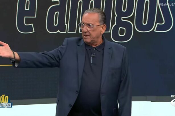 Galvão Bueno apontando pro lado no estúdio do Galvão e Amigos