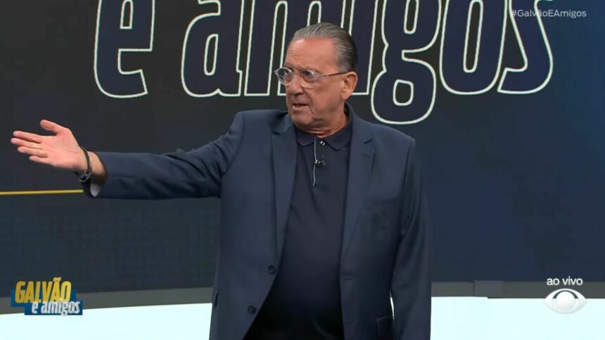 Galvão Bueno apontando pro lado no estúdio do Galvão e Amigos