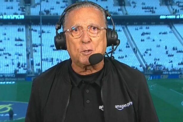 Galvão Bueno, uniformizado, em trecho da transmissão do Prime Video