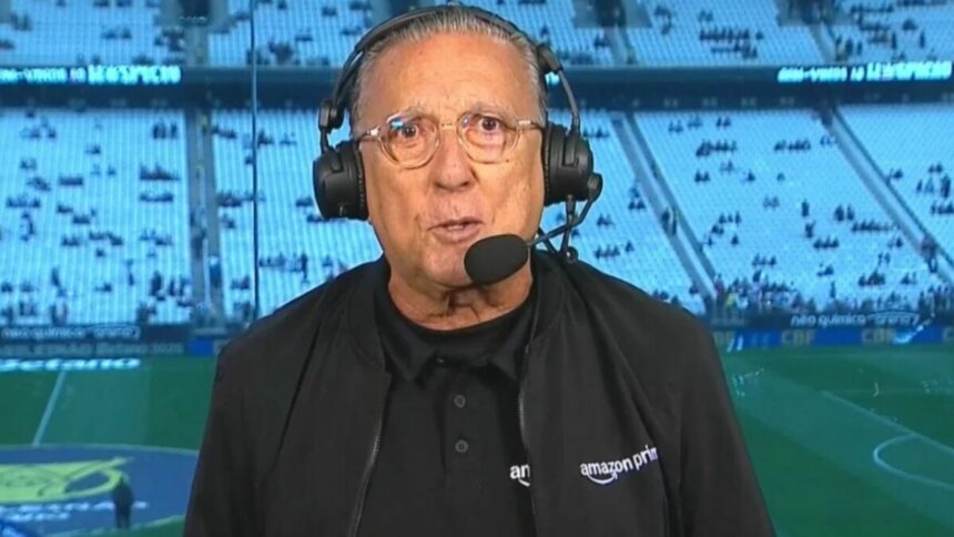 Galvão Bueno, uniformizado, em trecho da transmissão do Prime Video