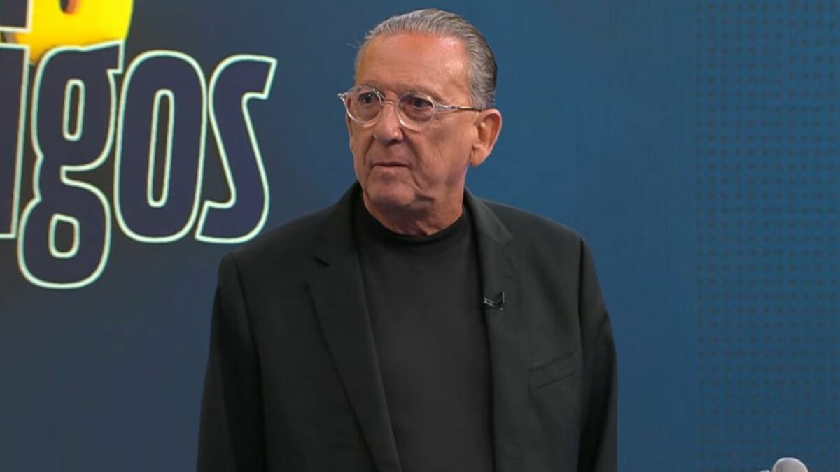 Galvão Bueno, vestindo um blazer preto, em trecho da estreia do programa na Band