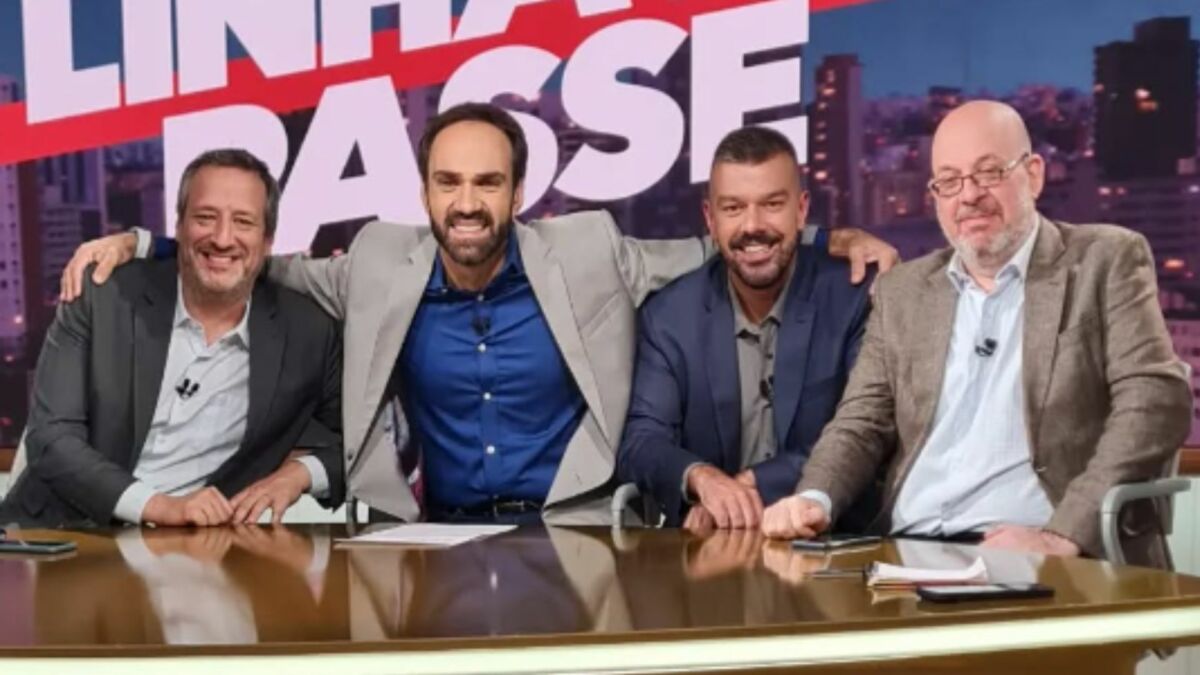 Gian Oddi, Pedro Ivo Almeida, Victor Birner e William Tavares em foto posada, abraçados, no cenário do Linha de Passe