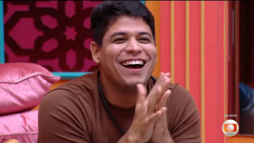 Guilherme sorrir e une as mãos ao comemorar consagração na final do BBB 25