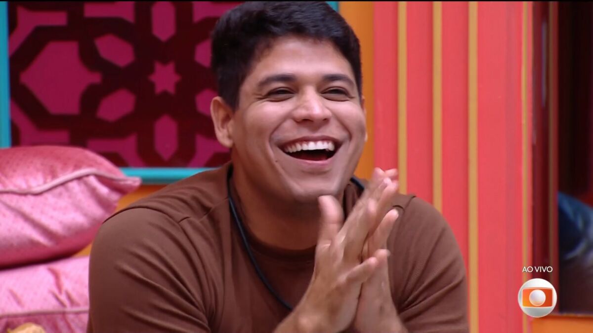Guilherme sorrir e une as mãos ao comemorar consagração na final do BBB 25
