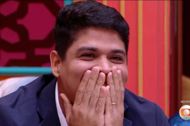 Guilherme com as mãos na boca emocionado na final do BBB 25