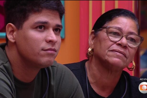 Guilherme sentado no sofá do BBB 25 ao lado de Delma com quem enfrenta o Paredão junto com Renata