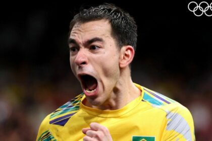 Hugo Calderano celebrando a vitória no tênis de mesa