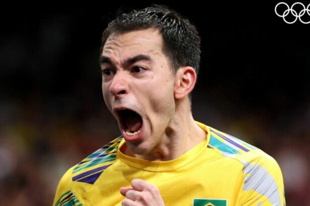 Hugo Calderano celebrando a vitória no tênis de mesa
