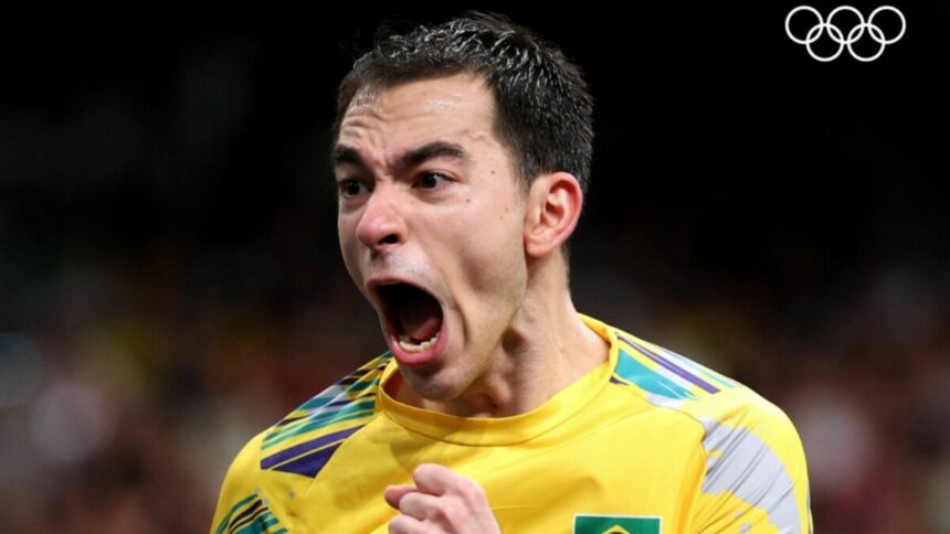 Hugo Calderano celebrando a vitória no tênis de mesa