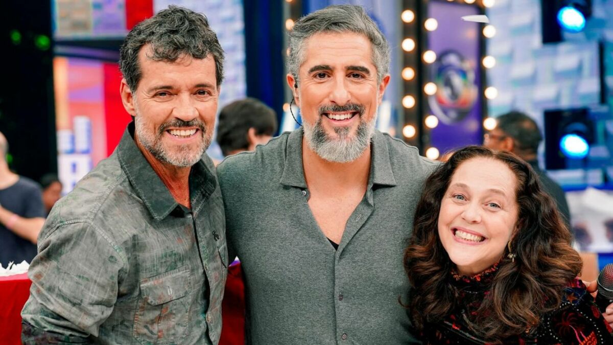 Isabela Garcia e Felipe Camargo, ao lado de Marcos Mion, no cenário do Caldeirão