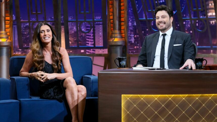 Janine Borba e Danilo Gentili em trecho de entrevista no cenário do The Noite