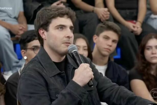 João Augusto Liberato, em frente a plateia, em trecho de participação no Altas Horas