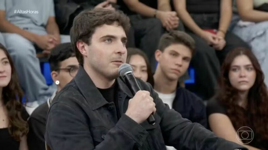 João Augusto Liberato, em frente a plateia, em trecho de participação no Altas Horas