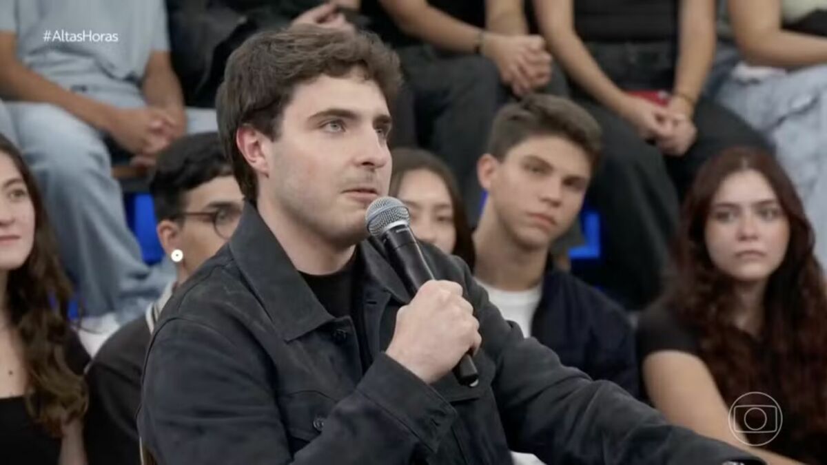 João Augusto Liberato, em frente a plateia, em trecho de participação no Altas Horas