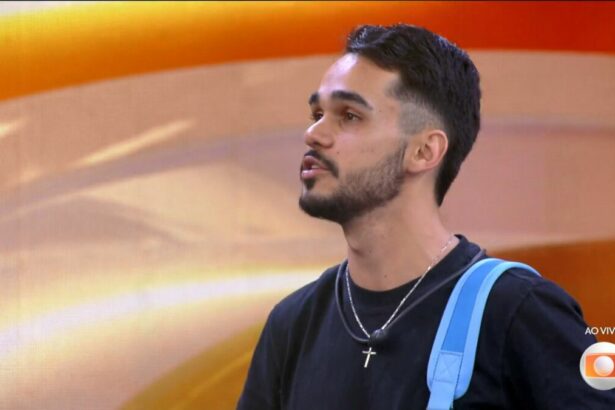 João Gabriel com a mochila nas costas, após ser eliminado do BBB 25