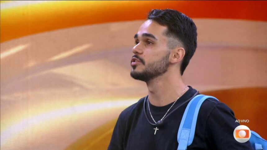 João Gabriel com a mochila nas costas, após ser eliminado do BBB 25