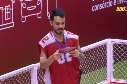 João Gabriel lendo o cartão do castigo do monstro no BBB 25