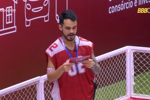 João Gabriel lendo o cartão do castigo do monstro no BBB 25