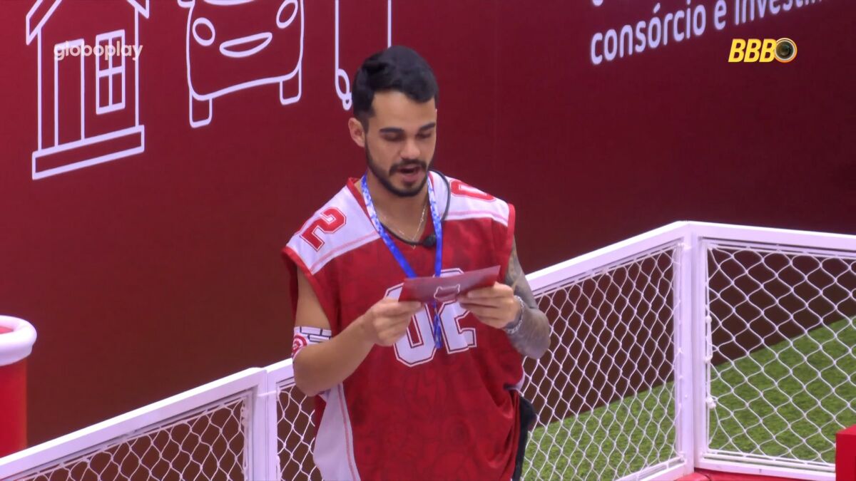 João Gabriel lendo o cartão do castigo do monstro no BBB 25
