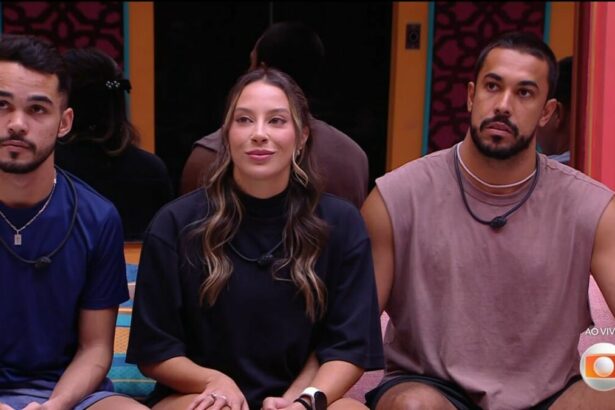 João Pedro, Renata e Maike no sofá da sala do BBB 25