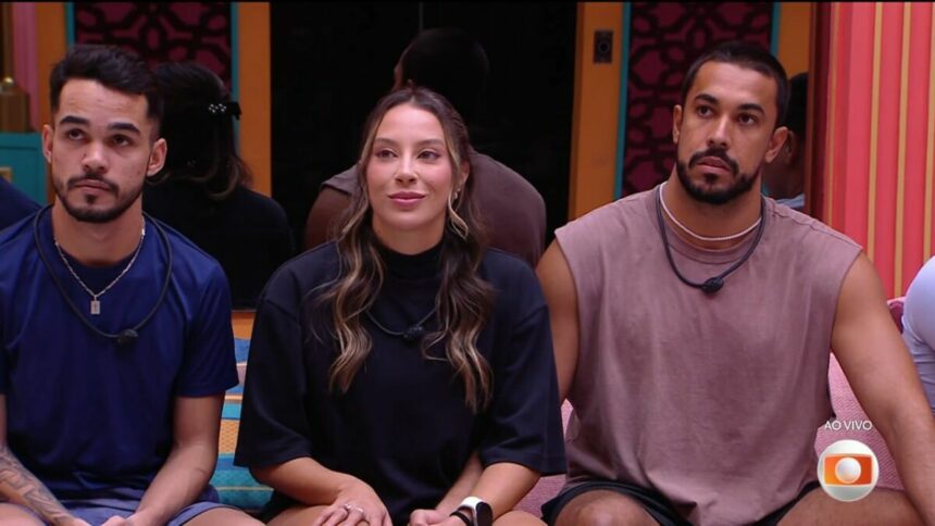 João Pedro, Renata e Maike no sofá da sala do BBB 25