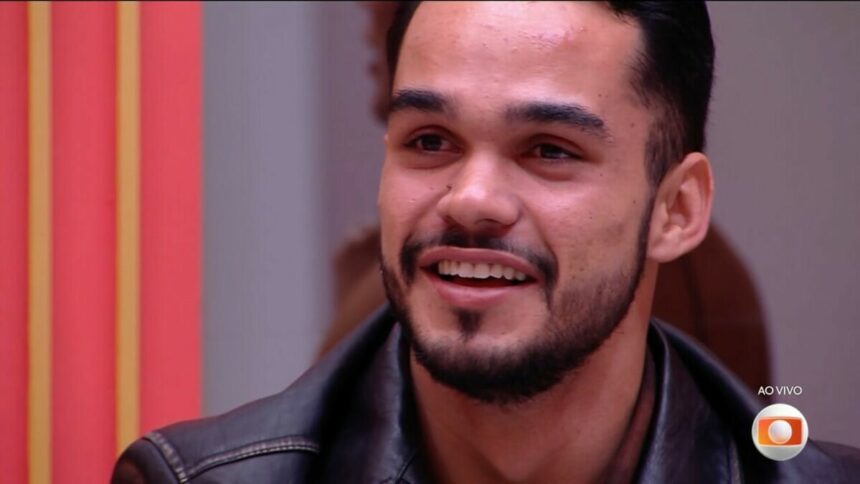 João Pedro sorridente em trecho da final do BBB 25
