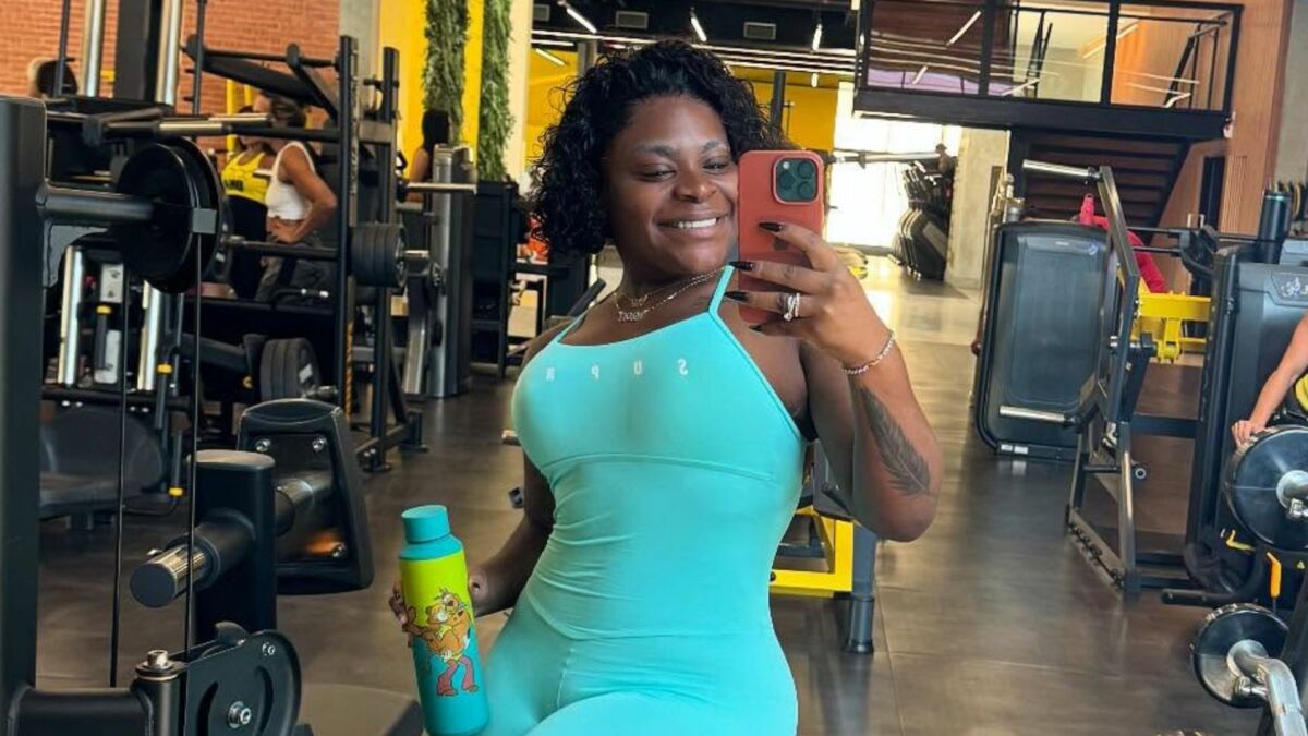 Jojo Todynhoem foto posada no espelho da academia