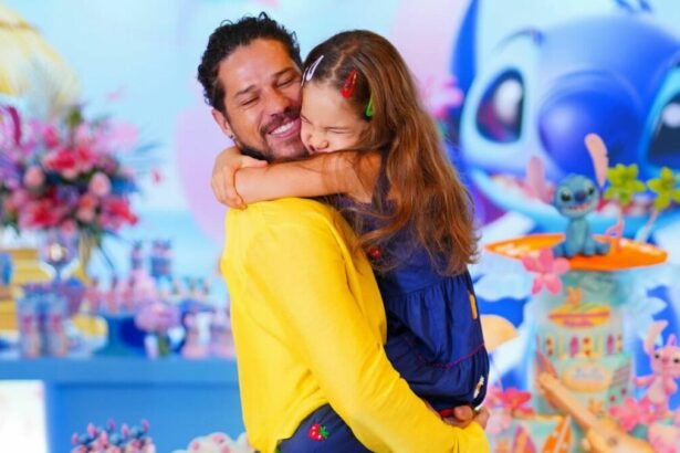 José Loreto, com a filha Bella no colo, nos bastidores da festa de aniversário