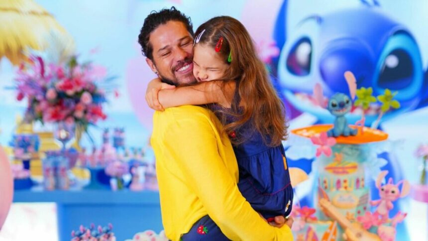 José Loreto, com a filha Bella no colo, nos bastidores da festa de aniversário