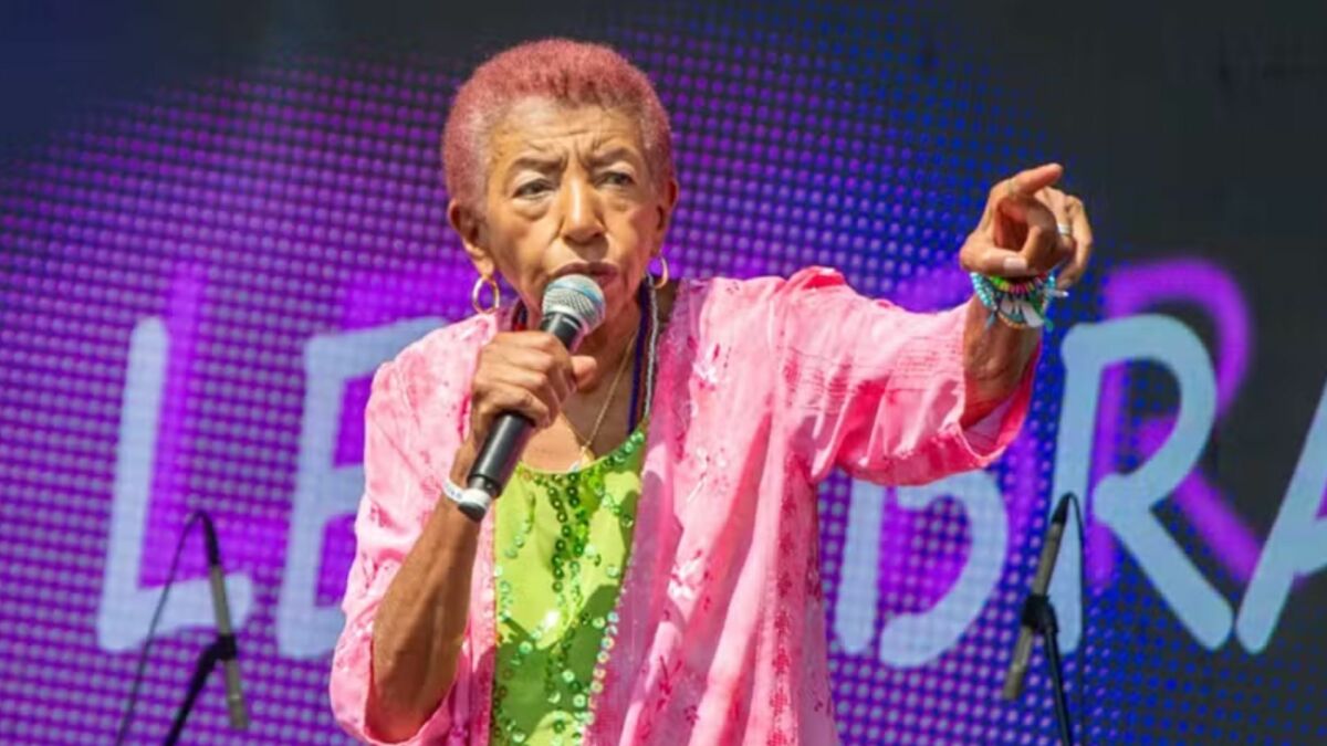 Leci Brandão se apresentando em um show