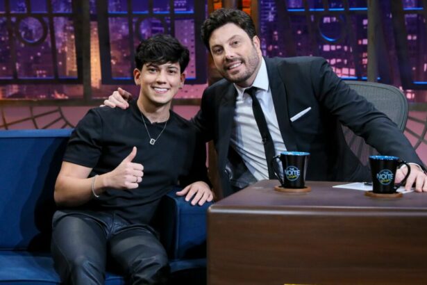 Léo Foguete e Danilo Gentili em foto posada no cenário do The Noite