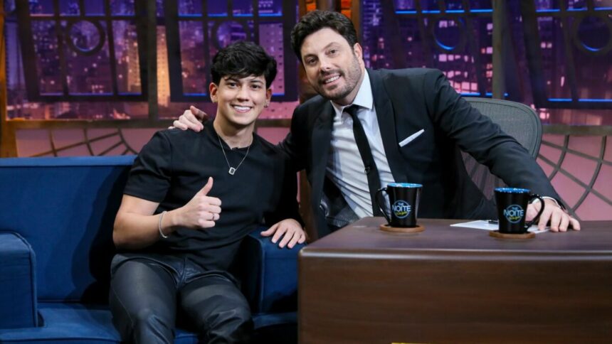 Léo Foguete e Danilo Gentili em foto posada no cenário do The Noite