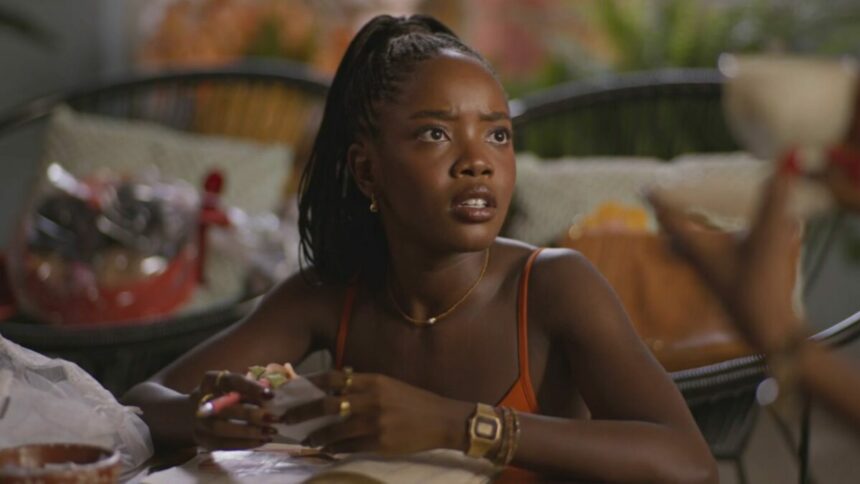 Leona (Clara Moneke) em trecho do capítulo de estreia da novela Dona de Mim