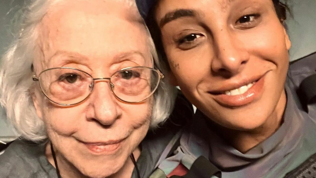 Linn da Quebrada e Fernanda Montenegro posando para um selfie