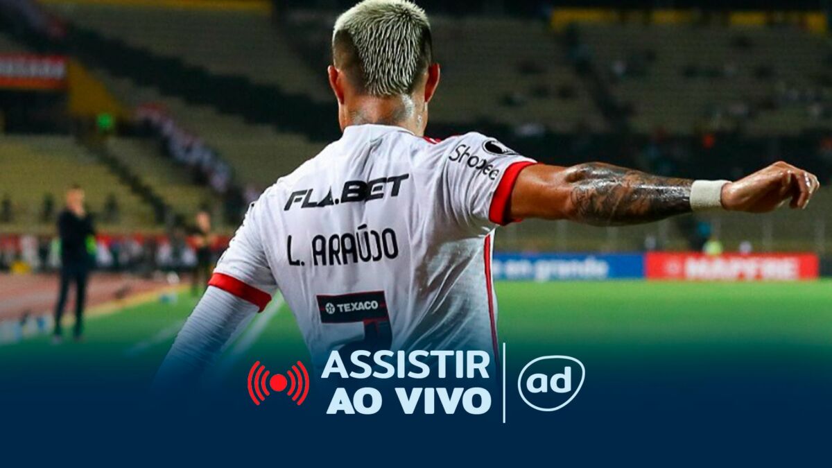 Luiz Araújo com a camisa do Flamengo, na arte onde assistir Vitória x Flamengo