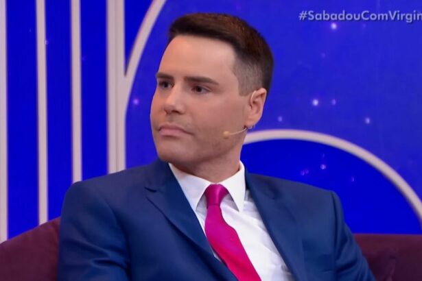 Luiz Bacci, se terno, em trecho de participação no Sabadou com Virginia