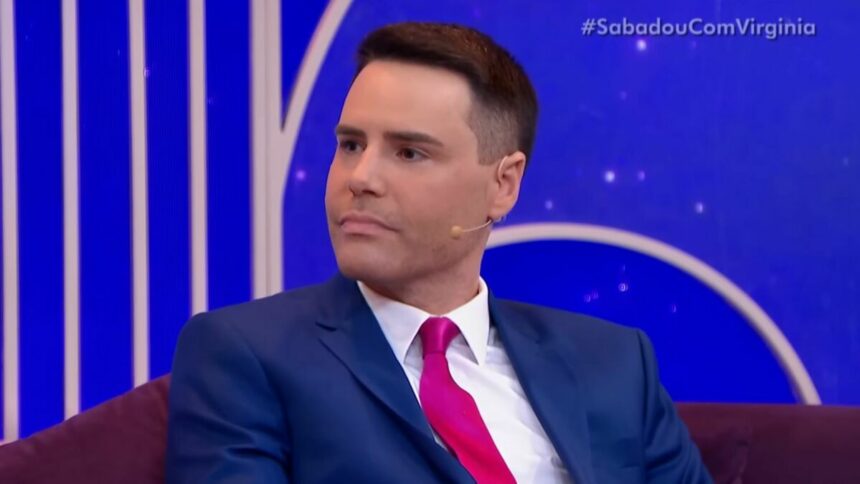 Luiz Bacci, se terno, em trecho de participação no Sabadou com Virginia