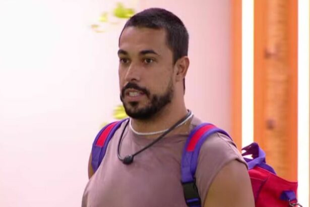 Maike com a mochila nas costas após eliminação no BBB 25